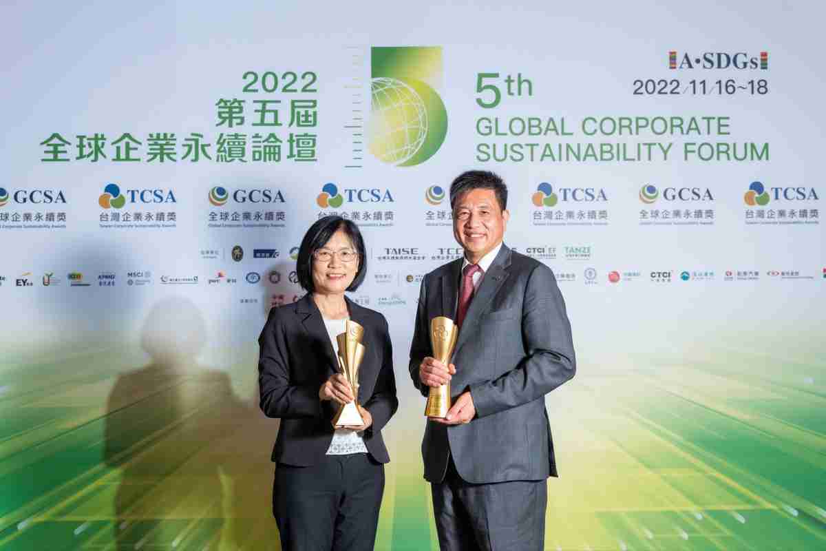 PG国际作为净零碳排先锋，，，，期引领价值链伙伴同行共好，，，，卫冕制造业组“十大典范企业” 二连冠殊荣(左：PG国际光电永续长古秀华，，，，右：PG国际光电董事长暨执行长彭双浪)