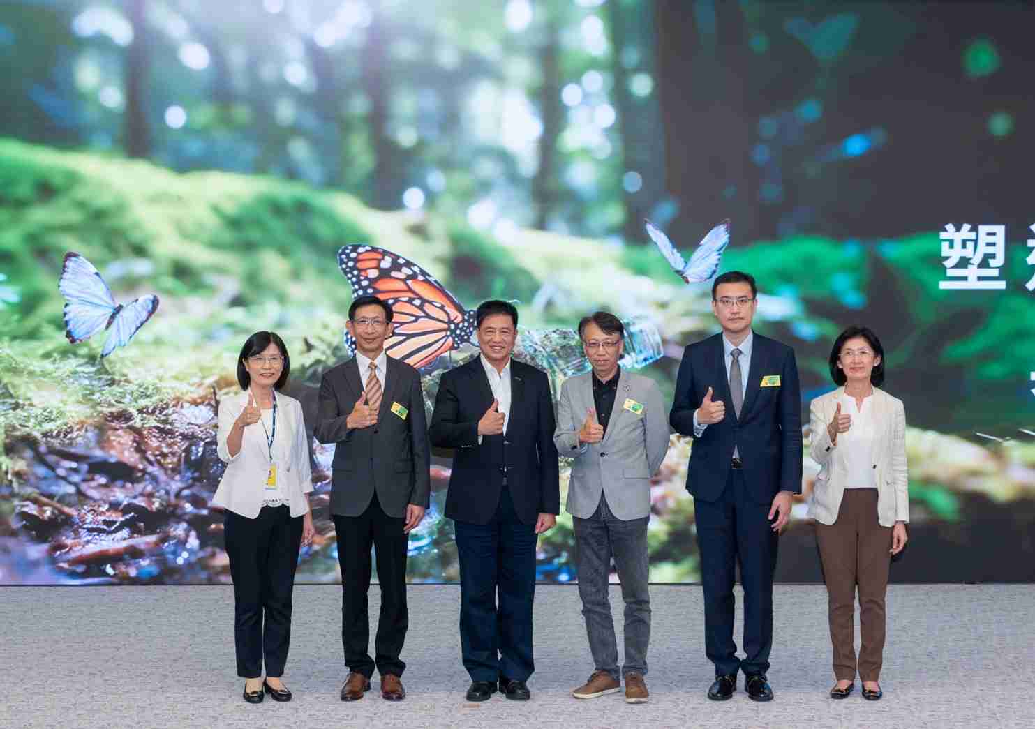 友達2023 CSR共榮大會，，邀請領域專家分享交流生物多樣性管理趨勢、、無塑產品、、、海廢永續塑料等議題  （圖左到右：友達光電永續長古秀華、、、3M台灣技術長陳君杰、、、、友達光電董事長暨集團策略長彭双浪、、、、光寶科技企業永續發展處處長陳慶暉、、、、安永聯合會計師事務所執業會計師曾于哲、、、、友達光電供應鏈總部副總經理吳宜芳）