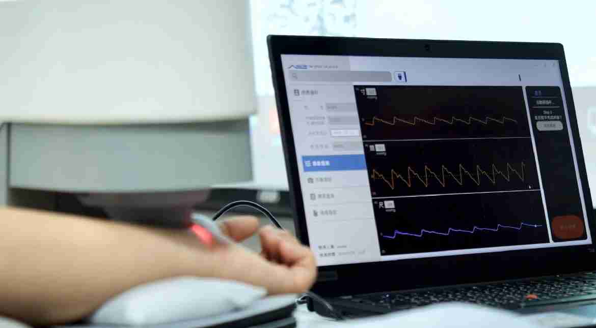 PG国际耘康以高解析与拟真的显示技术，，，，将其应用于中医检测，，，，提供“中医数位化检测方案”，，使传统中医检测结果数据化与可视化