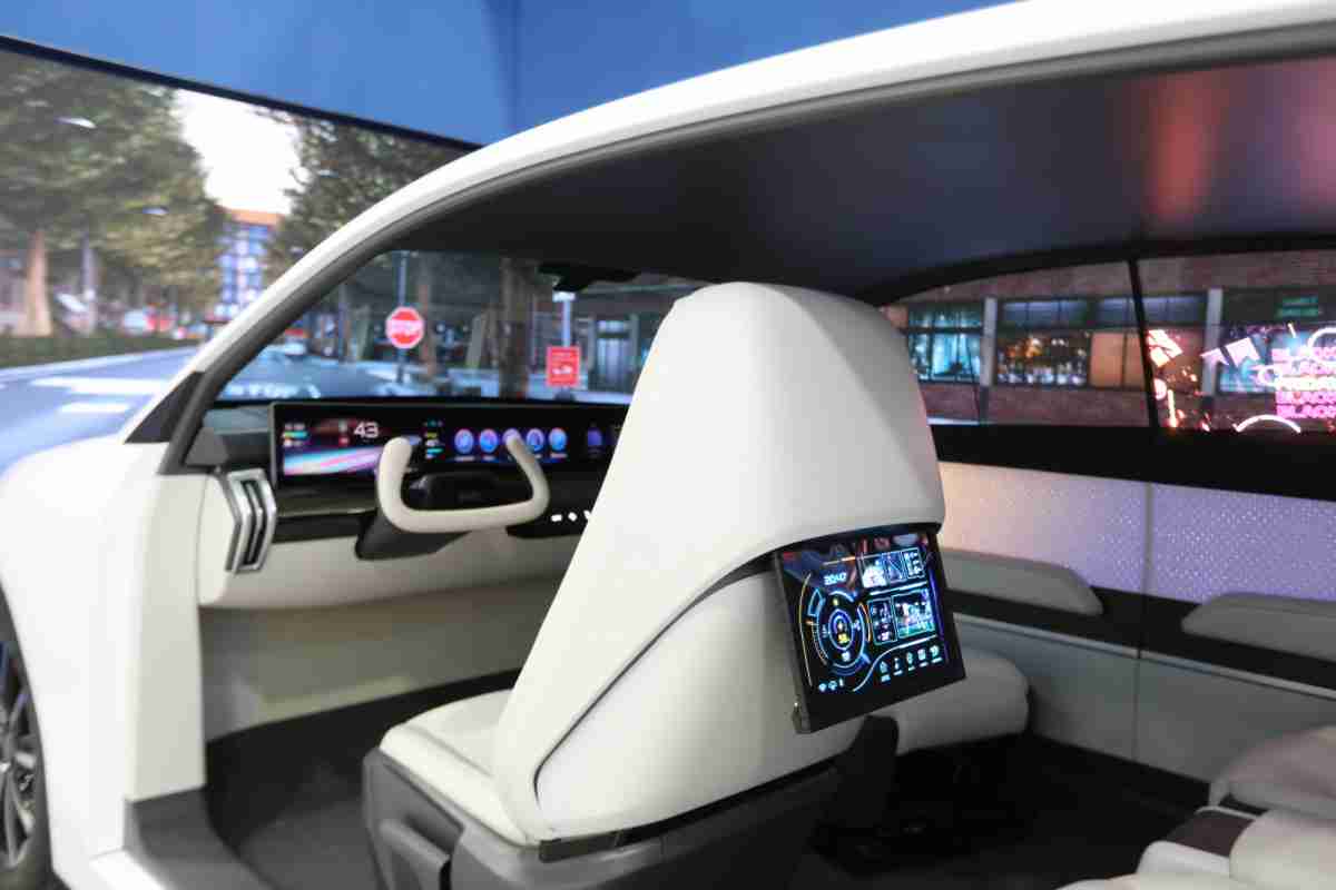 PG国际的「可卷式后座娱乐显示器」加强后座乘客的感官体验，，并保有个性化设计，，可依使用偏好进行动态调整。。。。