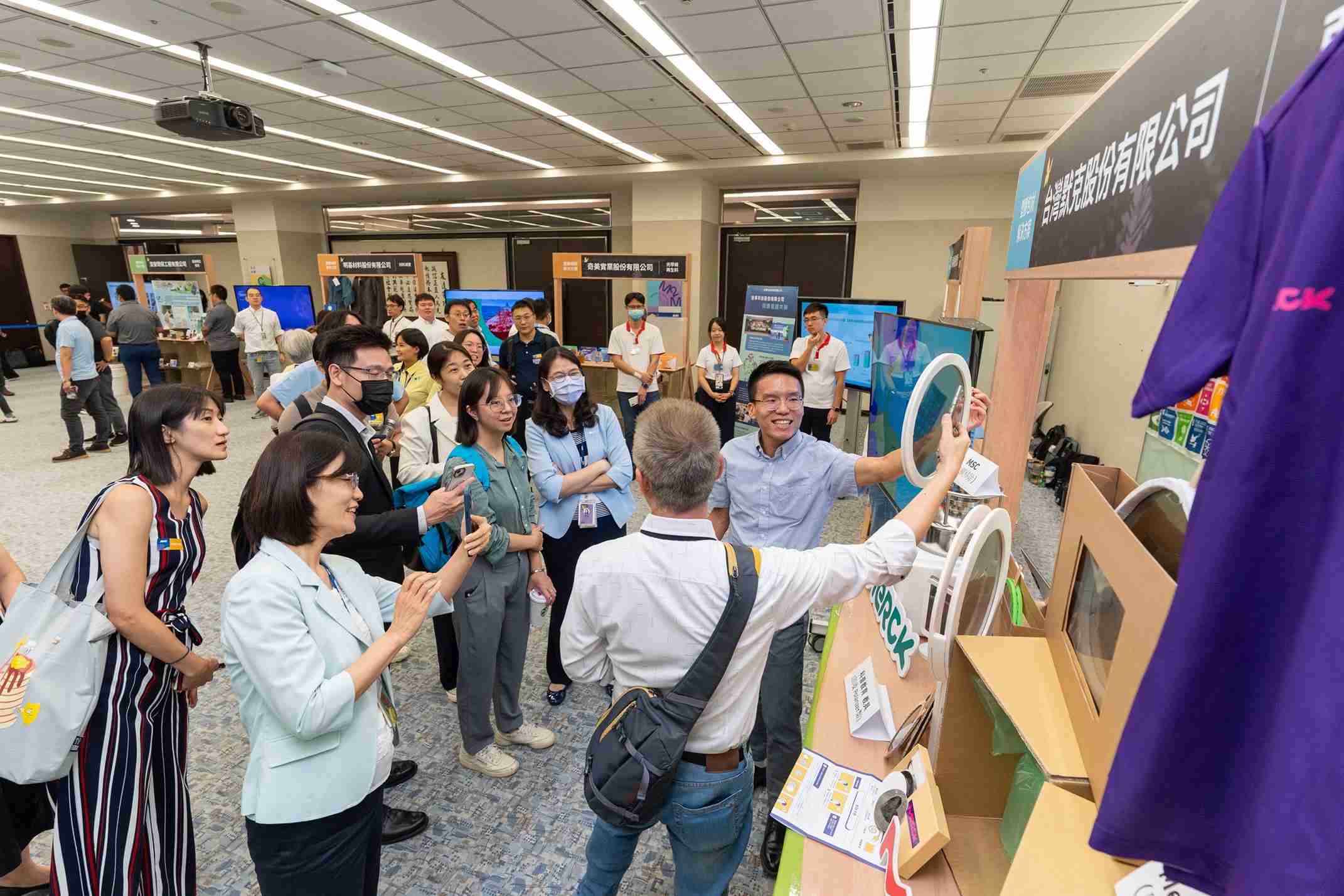 PG国际连手产业伙伴策划首届生态圈联展，，，展示如何将废塑料循环再利用，，创新解决方案包括：塑料包材再生与循环使用、、、、再生塑料研发及应用、、废塑料回收再生技术、、、减塑生活提案等