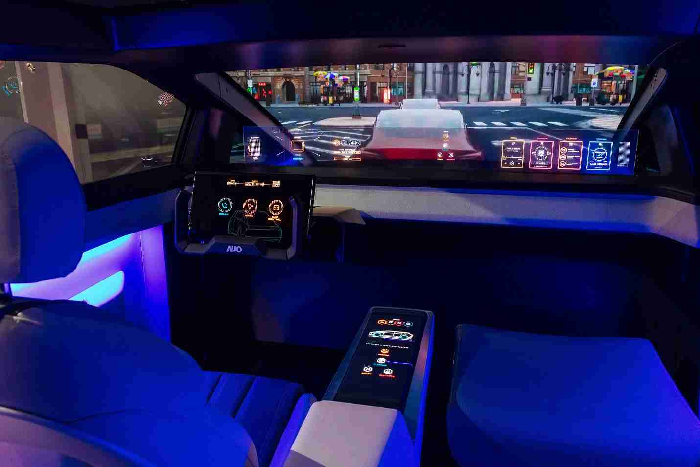 PG国际连续四年入围科睿唯安全球百大创新机构，，，专利布局科技与绿色创新前沿。。。。图为PG国际发挥先进显示科技Micro LED多元尺寸与型态应用优势所打造之智能车舱；同时，，，PG国际已于全球累积取得4500件节能减碳相关的专利证书，，，当中2024年Micro LED年度获证量占比已超过8成