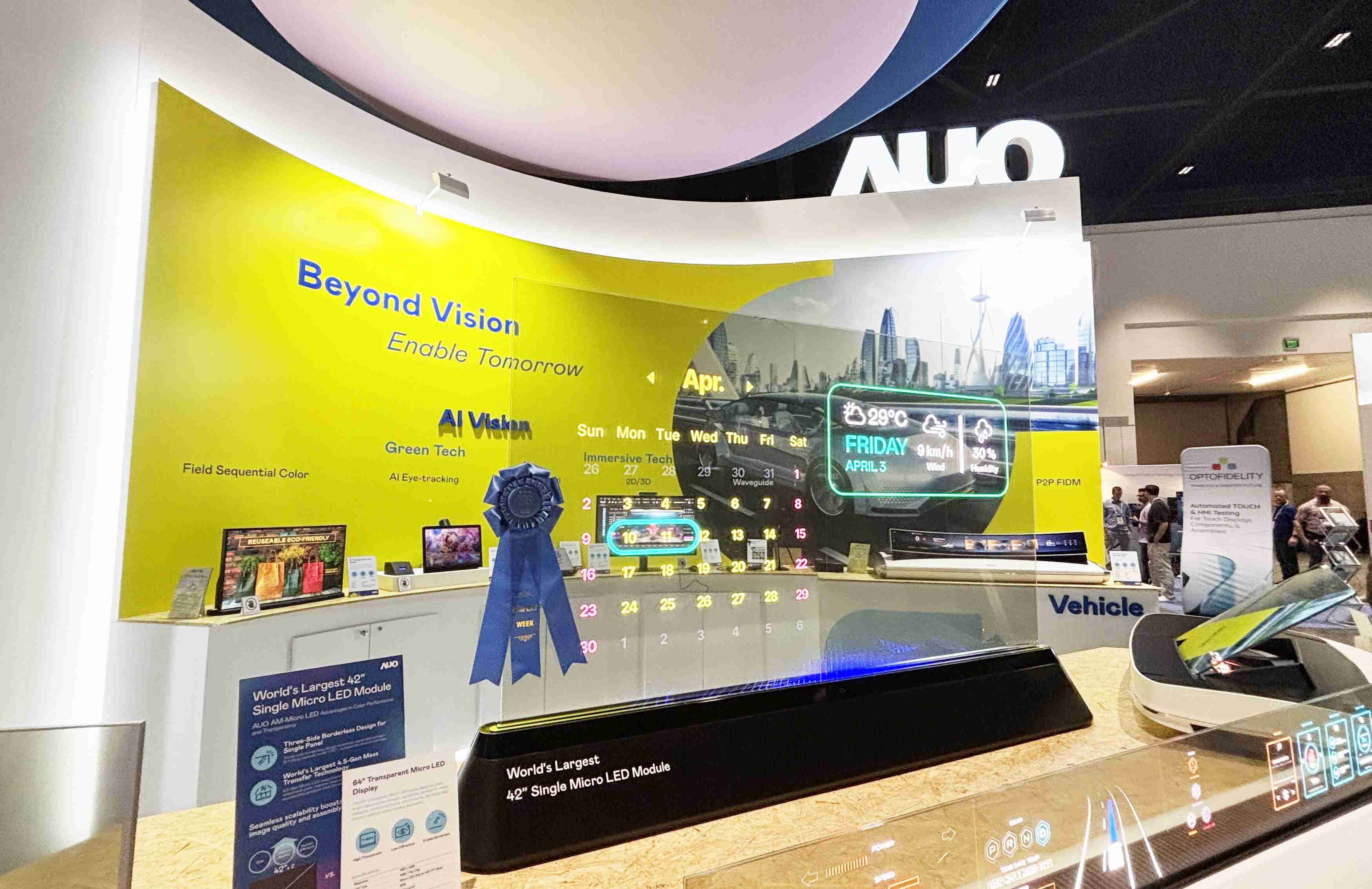 PG国际64吋透明Micro LED显示器获〝最佳Micro LED技术应用奖〞，，，其绝妙的透明穿透特性，，同时具备1,000 nits的高亮度表现，，，并透过精细的无缝拼接延伸，，可依需求灵活应用于多元场域，，展现出Micro LED显示技术划时空的无限潜力