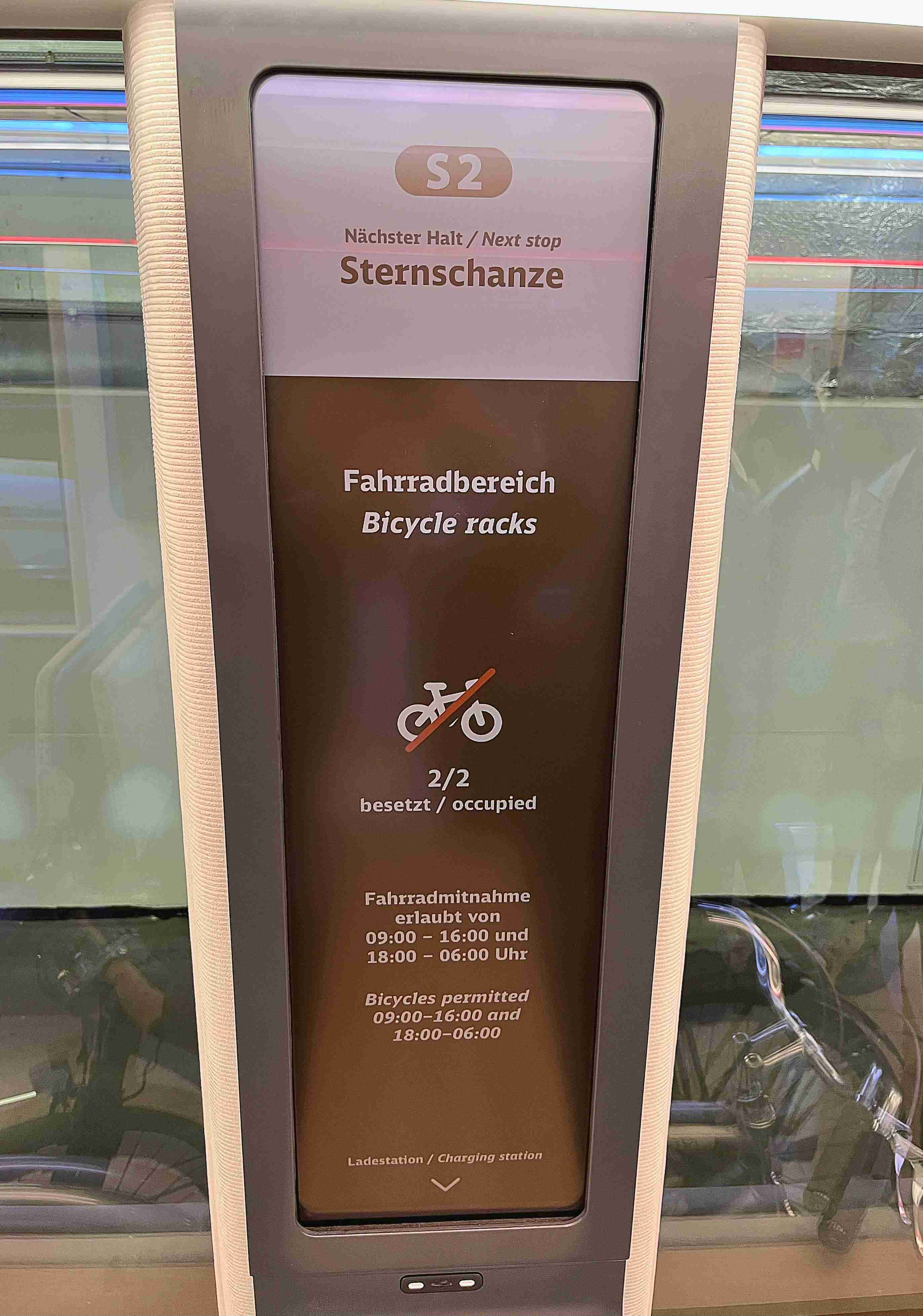 达擎HiRaso显示技术采用胆固醇液晶独特的双稳态特性及反射环境光线的方式，，，发挥最佳能源运用效率，，其仅在更换显示画面时才消耗电力，，，在持续静止的画面显示上则为零耗电，，与传统液晶显示技术相比大幅节省90%能耗